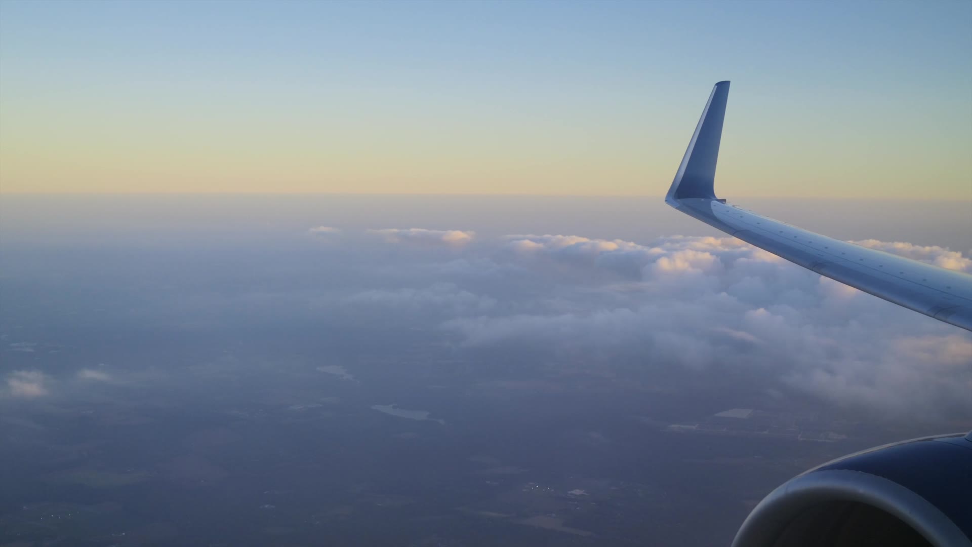 Udsigt over skyer fra et fly i gyldent lys